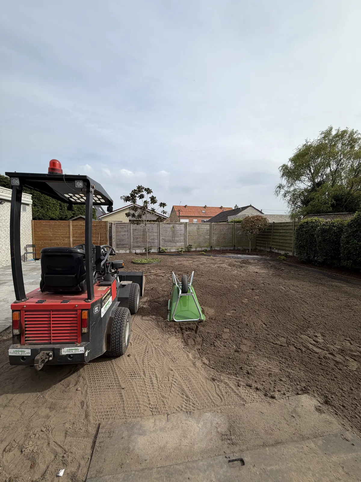 Kale tuin met zand voor de start van de volledige heraanleg
