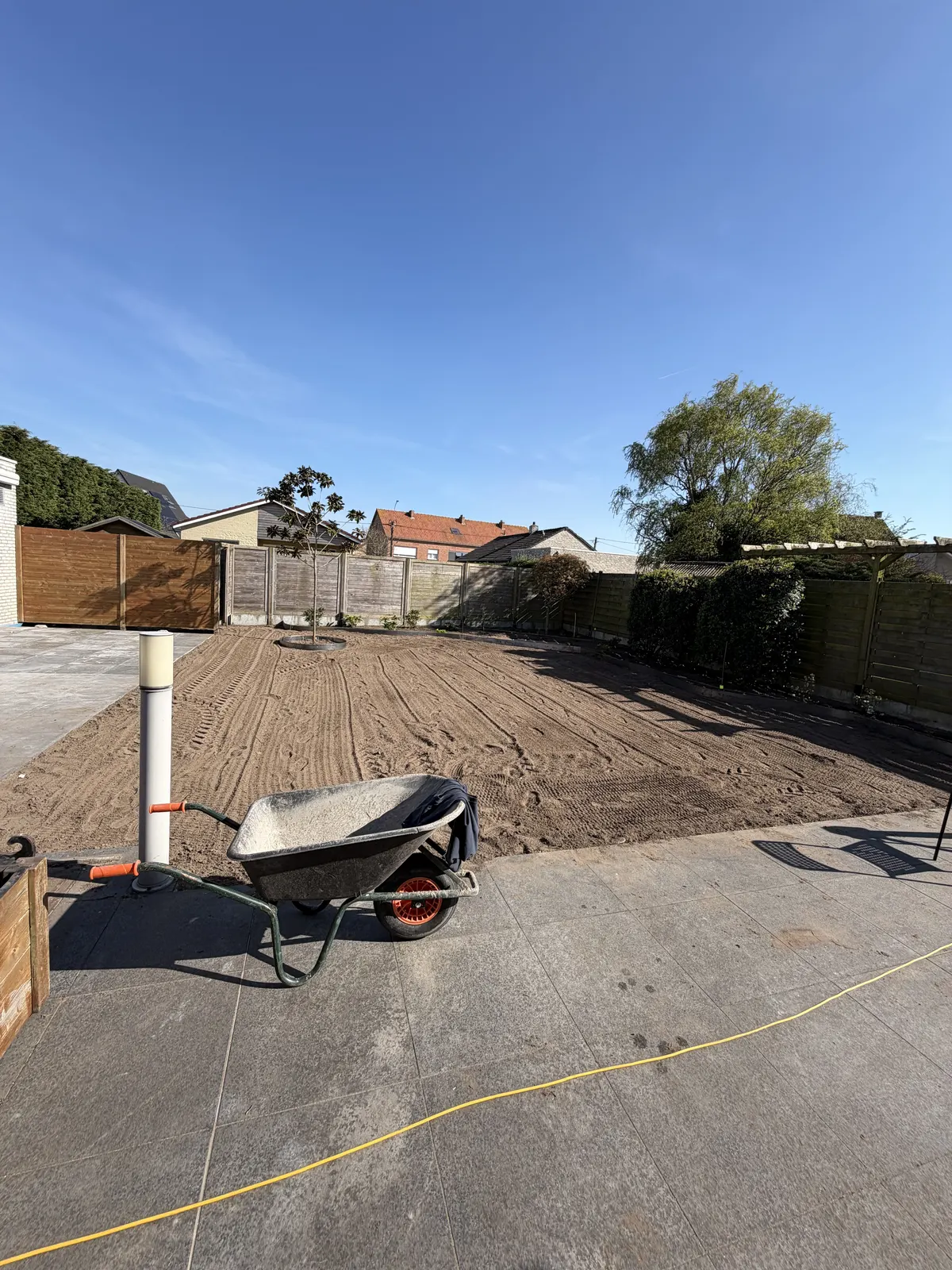 Tuin met kale grond voor de start van de tuinaanleg