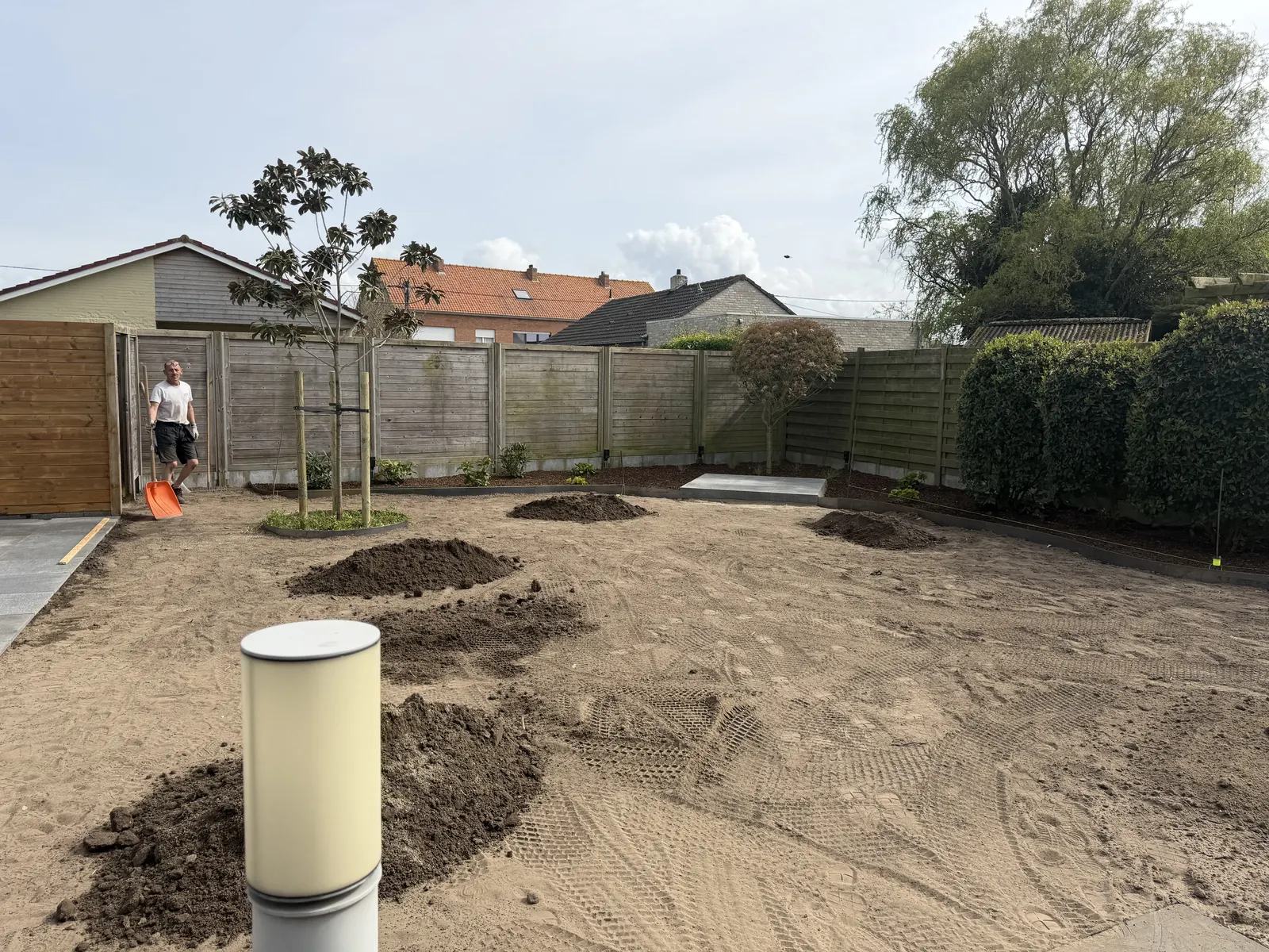 Uitgevlakte tuin voorbereid voor gazon en aanplanting